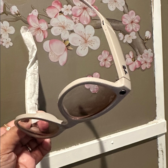 Ray-Ban Cream Cat-Eye Sunglasses - Picture 4 of 7